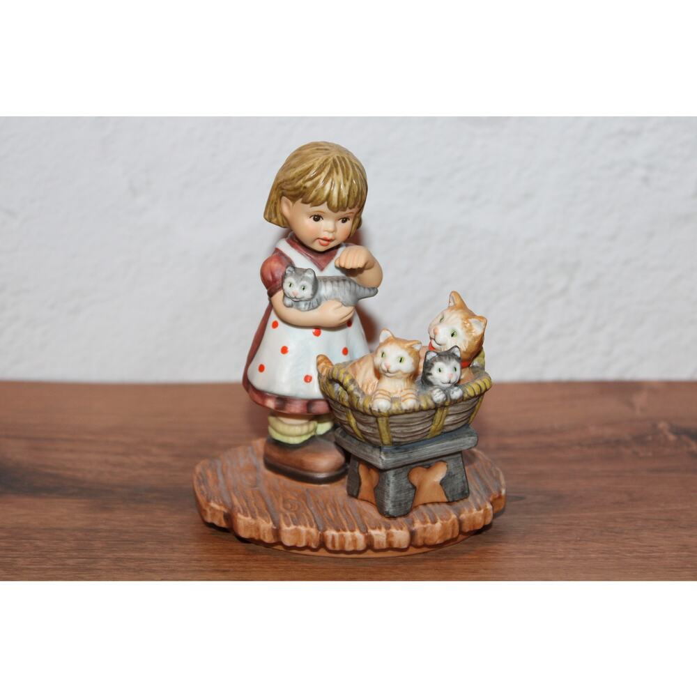 Goebel New Arrivals BH 68 Porcelain Figurine 1999 Girl w Kittens